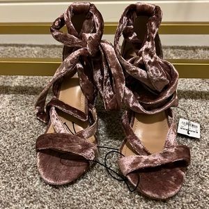 Express Lace up pump